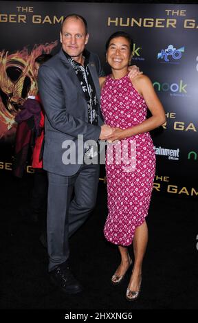 Woody Harrelson und Laura Louie bei der Weltpremiere „The Hunger Games“ im Nokia Theater L.A. Leben in Los Angeles, USA. Stockfoto