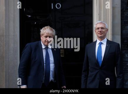 London, Großbritannien. 14. März 2022. Premierminister Boris Johnson trifft den lettischen Ministerpräsidenten Arturs Krišjānis Kariņš zu Gesprächen in der Downing Street Nr. 10. Sie werden über den Krieg in der Ukraine diskutieren, Quelle: Mark Thomas/Alamy Live News Stockfoto