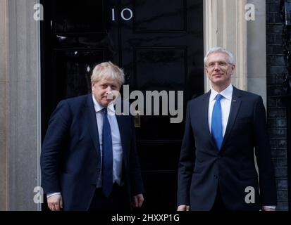 London, Großbritannien. 14. März 2022. Premierminister Boris Johnson trifft den lettischen Ministerpräsidenten Arturs Krišjānis Kariņš zu Gesprächen in der Downing Street Nr. 10. Sie werden über den Krieg in der Ukraine diskutieren, Quelle: Mark Thomas/Alamy Live News Stockfoto