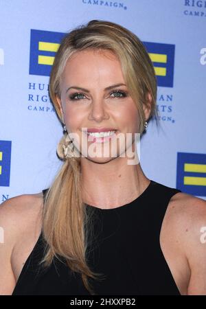 Charlize Theron nimmt an der Gala der Menschenrechtskampagne 2012 in Los Angeles Teil, die im Ritz Carlton JW Marriott L.A. stattfand Leben in Los Angeles, USA. Stockfoto