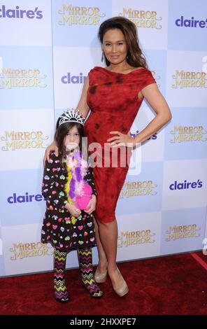 TIA Carrere und Tochter Bianca Wakelin bei der Premiere von „Mirror Mirror“ in Los Angeles im Grauman's Chinese Theatre in Los Angeles, USA. Stockfoto