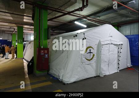 Lviv, Ukraine, 14. märz 2022. Allgemeine Ansicht des Außenbereichs des neu geschaffenen Krankenhauses, das von amerikanischen Ärzten der Organisation „Samaritans Geldbörse“ in der Tiefgarage von King Cross Leopolis inmitten der russischen Militärinvasion in der Ukraine im Dorf Sokilniki in der Nähe von Lviv, Ukraine, eingesetzt wurde. Stockfoto