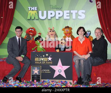Rich Ross, The Muppets, Animal, Pepe, Miss Piggy, Fozzie, Gonzo, Kermit, Walter, Lisa Henson und Bruce Henson bei der Muppets Hollywood Walk of Fame Star Ceremony in Los Angeles Stockfoto