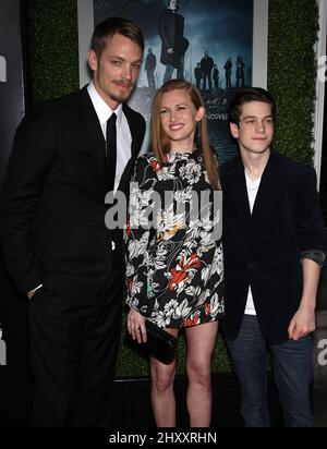 Joel Kinnaman, Mireille Enos & Liam James bei der Premiere von „The Killing“ in der Saison 2 im Arclight Theatre in Hollywood, Los Angeles, USA. Stockfoto