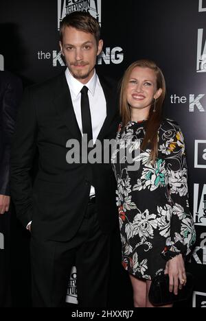 Joel Kinnaman & Mireille Enos bei der Premiere von „The Killing“ in der Saison 2 im Arclight Theatre in Hollywood, Los Angeles, USA. Stockfoto