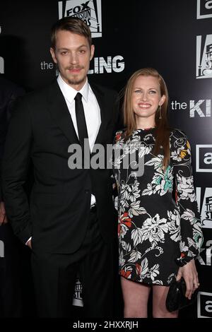 Joel Kinnaman & Mireille Enos bei der Premiere von „The Killing“ in der Saison 2 im Arclight Theatre in Hollywood, Los Angeles, USA. Stockfoto