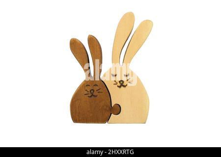 Holzfiguren von zwei Hasen, isoliert auf weißem Hintergrund. Konzept von Familie und Liebe, Mutter und Kind. Stockfoto