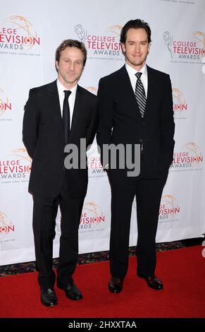 Breckin Meyer und Mark-Paul Gosselaar bei den Annual College Television Awards 33. im Renaissance Hollywood Hotel in Hollywood, Kalifornien Stockfoto