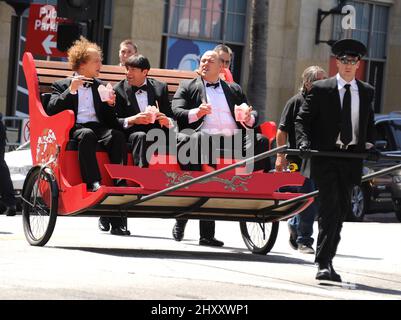 Sean Hayes, Chris Diamantopoulos und will Sasso nehmen an der Premiere von „The Three Stooges“ am 07. April 2012 in Hollywood, Kalifornien, Teil. Stockfoto