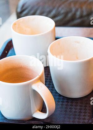 Nahaufnahme von Tassen heißer Schokolade mit Schlagsahne an einem kalten Wintertag Stockfoto
