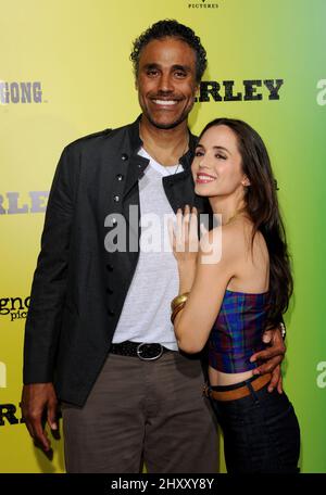 Rick Fox und ihre Freundin Eliza Dushku während der Premiere von „Marley“ in Los Angeles im Arc Light, Kalifornien Stockfoto