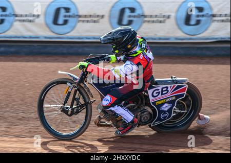 MANCHESTER, GROSSBRITANNIEN. MÄR 14. Tom Brennan in Aktion während des Belle Vue Speedway Media Day am Montag, 14.. März 2022, im National Speedway Stadium, Manchester. (Kredit: Ian Charles | MI News) Kredit: MI News & Sport /Alamy Live News Stockfoto