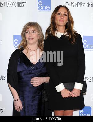 Julia Roberts und Schwester Lisa Roberts Gillan während der Premiere von „Jesus Henry Christ“ in Los Angeles im Mann Chinese 6 Theatre, Kalifornien Stockfoto