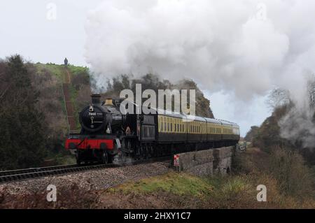 „Lydham Manor“ (läuft als Klassenpionier 7800 „Torquay Manor“) im Broadsands Viaduct. Stockfoto