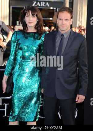 Jonny Lee Miller und Frau Michele Hicks bei der Premiere von „Dark Shadows“ in Los Angeles im chinesischen Theater in Hollywood, Kalifornien Stockfoto