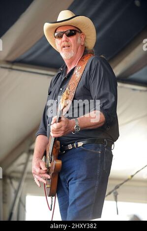 Ray Benson, der am Rad schläft, tritt am 4.. Mai 2012 beim New Orleans Jazz & Heritage Festival 2012 auf. Stockfoto