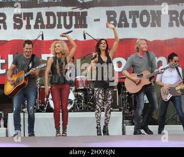 Little Big Town, Jimi Westbrook, Kimberly Schlapman, Karen Fairchild, Phillip Sweet auf der Bühne während des 1. Tages des Bayou Country Superfest im LSU Tiger Stadium, Baton Rouge, Louisiana. Stockfoto