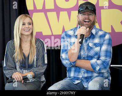 Toby Keith und Kristen Bell bei der CMT Music Awards Pressekonferenz 2012 in der Bridgestone Arena in Nashville, USA. Stockfoto