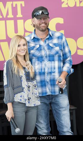 Toby Keith und Kristen Bell bei der CMT Music Awards Pressekonferenz 2012 in der Bridgestone Arena in Nashville, USA. Stockfoto