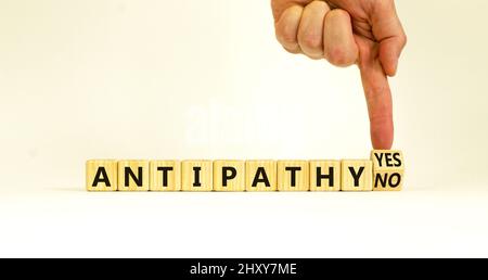 Antipathie ja oder nein Symbol. Psychologe dreht einen Holzwürfel und ändert die Worte antipathy no to antipathy yes. Schöner weißer Hintergrund. Business und Stockfoto