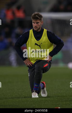 London, Großbritannien. 14. März 2022. Joachim Andersen von Crystal Palace erwärmt sich während des Premier League-Spiels zwischen Crystal Palace und Manchester City im Selhurst Park, London, England am 14. März 2022. Foto von Ken Sparks. Nur zur redaktionellen Verwendung, Lizenz für kommerzielle Nutzung erforderlich. Keine Verwendung bei Wetten, Spielen oder Veröffentlichungen einzelner Clubs/Vereine/Spieler. Kredit: UK Sports Pics Ltd/Alamy Live Nachrichten Stockfoto