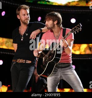 Lady Antebellum, Charles Kelley, Dave Haywood spielen auf der Bühne während des CMA Music Festival Nightly Concerts 2012 im LP Field. Stockfoto