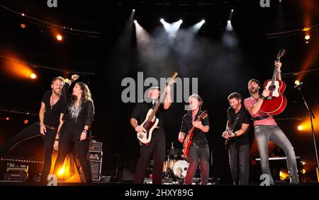Charles Kelley,Hillary Scott,Dave Haywood, Lady Antebellum spielen auf der Bühne während der 2012 CMA Music Festival Nightly Concerts im LP Field. Stockfoto