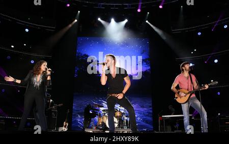 Lady Antebellum, Charles Kelley, Hillary Scott, Dave Haywood spielen auf der Bühne während des CMA Music Festival Nightly Concerts 2012 im LP Field. Stockfoto
