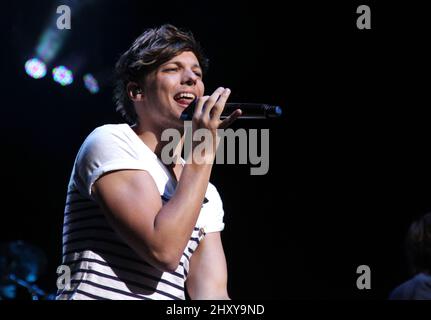 Louis Tomlinson von One Direction tritt im Rahmen ihrer US-Tournee in Los Angeles, USA, live im Gibson Amphitheatre auf. Stockfoto