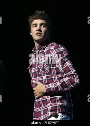 Liam Payne von One Direction tritt im Rahmen ihrer US-Tournee in Los Angeles, USA, live im Gibson Amphitheatre auf. Stockfoto