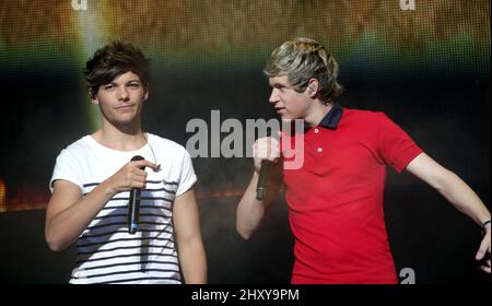 Louis Tomlinson und Niall Horan von One Direction treten im Rahmen ihrer US-Tournee in Los Angeles, USA, live im Gibson Amphitheatre auf. Stockfoto