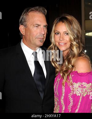 Kevin Costner und seine Frau Christine Baumgartner nahmen an den Critics' Choice Awards 2012 im Beverly Hilton in Los Angeles, USA, Teil. Stockfoto