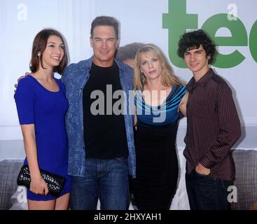 Patrick Warburton, Frau Cathy, Tochter Alexandra und Sohn Shane bei der Premiere von „Ted“ im Grauman's Chinese Theatre in Los Angeles, USA. Stockfoto