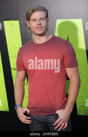 Trevor Donovan nimmt an der Weltpremiere „Savages“ im Mann Village Theatre, Westwood, CA, Teil. Stockfoto