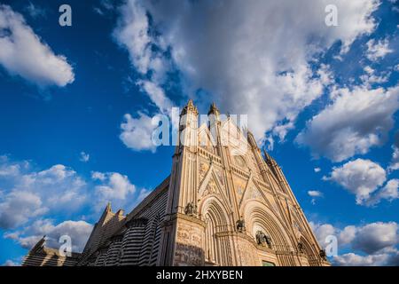 Low-Angle-Aufnahme einer Kathedrale von Santa Maria Assunta in Latium, Italien Stockfoto
