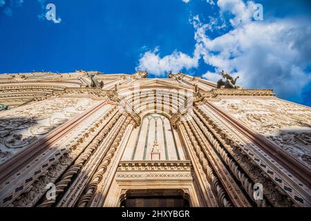 Eine Aufnahme aus dem niedrigen Winkel einer Kathedrale von Santa Maria Assunta mit schönen Details in Latium, Italien Stockfoto