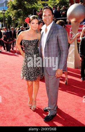 Mike Piazza und Alicia Rickter bei der Ankunft bei den ESPY Awards 2012 im Nokia Center, Los Angeles. Stockfoto