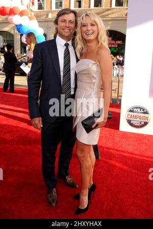 Grant Show und Katherine LaNasa nehmen an der Premiere von „The Campaign“ in Los Angeles im Grauman's Chinese Theatre, Hollywood, Teil. Stockfoto