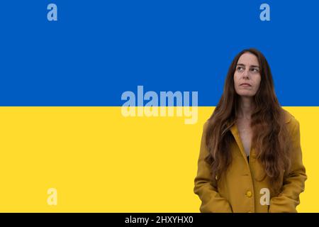 Frau vor ukrainischer Flagge Stockfoto