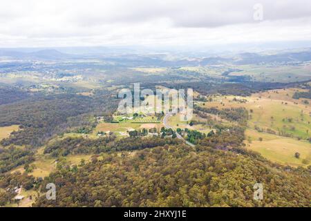 Drohnenaufnahme von Hassans Walls Gehweg und Aussichtspunkt in der Nähe von Lithgow in den Central Tablelands von New South Wales in Australien. Stockfoto