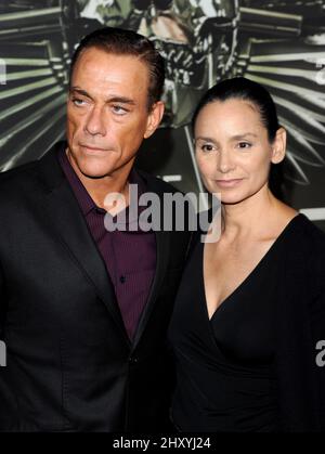 Jean-Claude Van Damme und Gladys Portugues nehmen an der Premiere von „The Expendables 2“ in Los Angeles Teil, die im chinesischen Theater von Grauman stattfand. Stockfoto