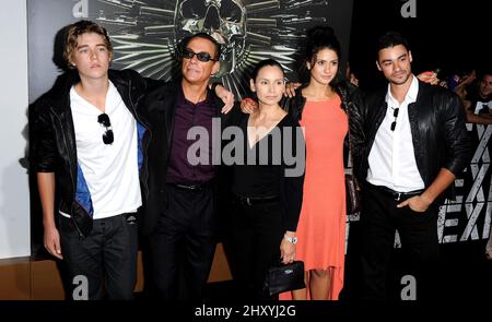 Jean-Claude Van Damme, Gladys Portugues und Family nehmen an der Premiere von „The Expendables 2“ in Los Angeles Teil, die im Grauman's Chinese Theatre stattfand. Stockfoto