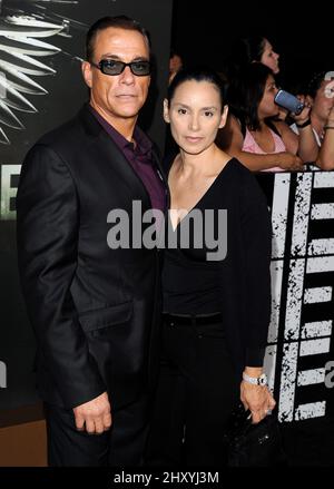 Jean-Claude Van Damme und Gladys Portugues nehmen an der Premiere von „The Expendables 2“ in Los Angeles Teil, die im chinesischen Theater von Grauman stattfand. Stockfoto