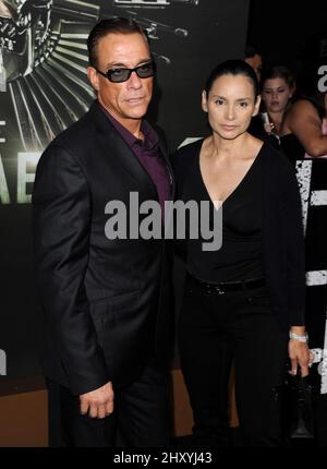 Jean-Claude Van Damme und Gladys Portugues nehmen an der Premiere von „The Expendables 2“ in Los Angeles Teil, die im chinesischen Theater von Grauman stattfand. Stockfoto