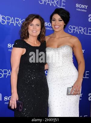 Jordin Sparks und Mutter Jodi Sparks nehmen an der „Sparkle“-Weltpremiere Teil, die im Grauman's Chinese Theatre, Hollywood, Kalifornien, stattfand. Stockfoto