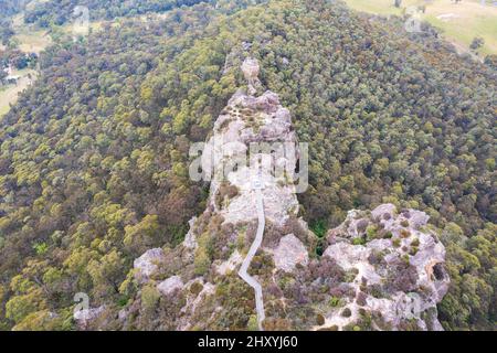 Drohnenaufnahme von Hassans Walls Gehweg und Aussichtspunkt in der Nähe von Lithgow in den Central Tablelands von New South Wales in Australien. Stockfoto