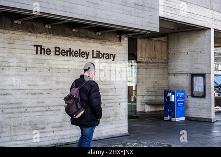 Ein Mann, der an der Berkeley Library im Trinity College, Dublin, Irland, vorbeikam. Stockfoto