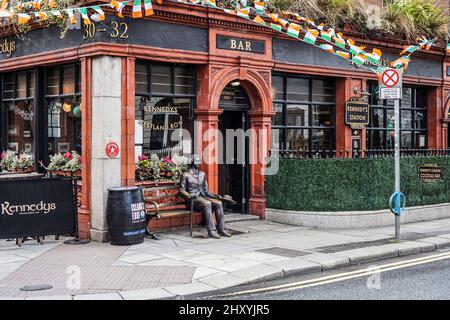 Kennedy's Pub, Restaurant und Cocktailbar in Westland Row, Dublin, Irland. Erwähnt in Joyces Ulysses und zeigt Oscar Wildes Statue draußen. Stockfoto