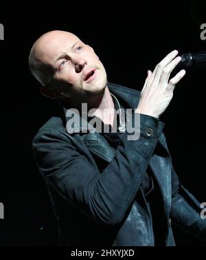 Isaac Slade von The Fray spielt live im Konzert im Bethel Woods Center for the Arts, New York. Stockfoto