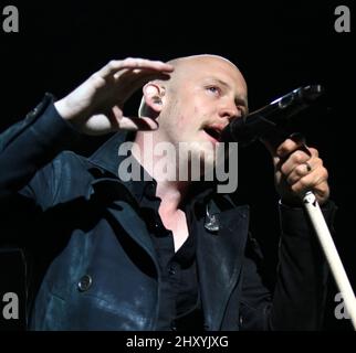 Isaac Slade von The Fray spielt live im Konzert im Bethel Woods Center for the Arts, New York. Stockfoto